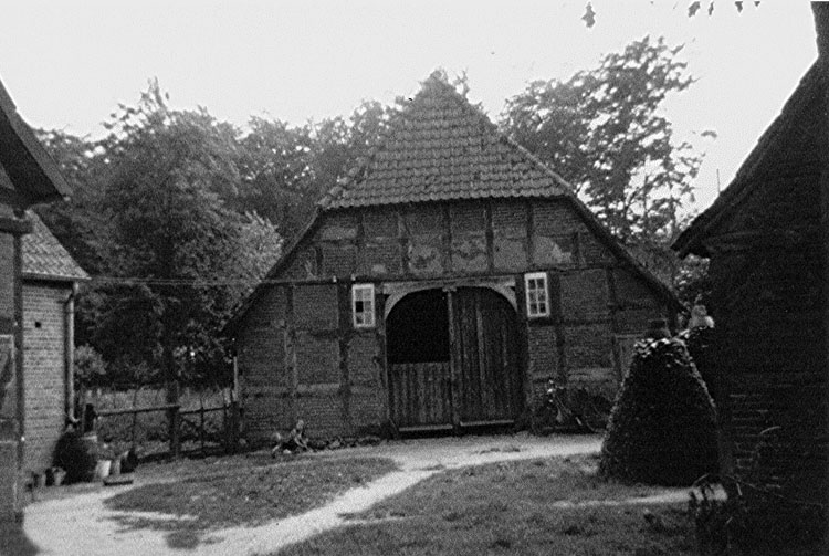 Bauernhaus Precht zwischen Wohnhaus Precht und der Schule abgerissen